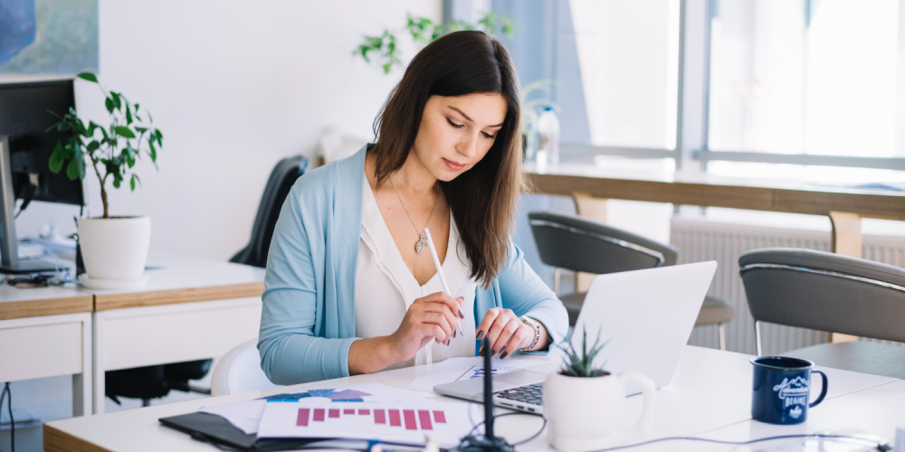 Føring av lønn i regnskap steg for steg (med eksempel)